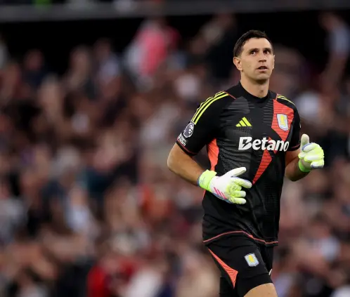 ¡Dibu Martínez se despide! ¿Al Manchester United o Barcelona? (Photo by Carl Recine/Getty Images) ¡Dibu Martínez se despide! ¿Al Manchester United o Barcelona? (Photo by Carl Recine/Getty Images)