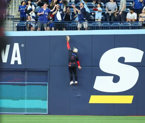 MLB: Jugador de Toronto Blue Jays logra una foto inexplicable, ¿cómo lo hizo? (Foto: MLB) MLB: Jugador de Toronto Blue Jays logra una foto inexplicable, ¿cómo lo hizo? (Foto: MLB)
