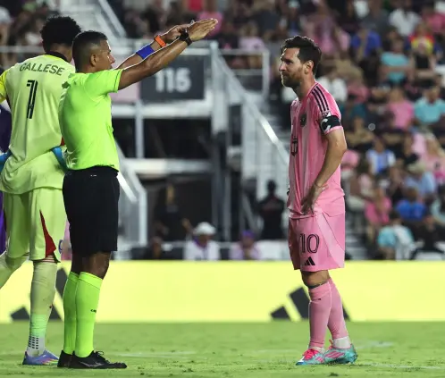 ¡Messi estalla! Culpa a los árbitros por la crisis del Inter Miami  (Photo by Leonardo Fernandez/Getty Images)