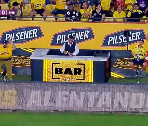 ¡Cerveza en la cancha! Fútbol de Ecuador cambia el VAR por el BAR (Foto: Captura Zapping Sports) ¡Cerveza en la cancha! Fútbol de Ecuador cambia el VAR por el BAR (Foto: Captura Zapping Sports)