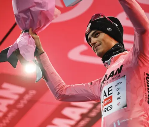 Isaac Del Toro resiste la lluvia y sigue líder en el Giro de Italia (teamemiratesuae X) Isaac Del Toro resiste la lluvia y sigue líder en el Giro de Italia (teamemiratesuae X)