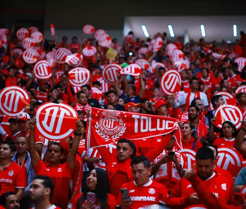 ¡Como en los viejos tiempos! Barra Perra Brava quiere que Toluca sea totalmente roja (Photo by Manuel Velasquez/Getty Images) ¡Como en los viejos tiempos! Barra Perra Brava quiere que Toluca sea totalmente roja (Photo by Manuel Velasquez/Getty Images)
