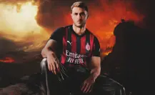 Santiago Giménez presenta el nuevo jersey del Milan, ¿El Bebote tiene seguro su lugar?