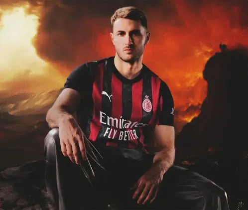Santiago Giménez fue uno de los encargados de presentar la nueva playera del Milan. @acmilan Santiago Giménez fue uno de los encargados de presentar la nueva playera del Milan. @acmilan