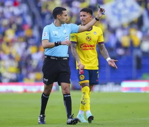 ¿Encargo especial? El árbitro de la Final y sus favores al América (Photo by Agustin Cuevas/Getty Images) ¿Encargo especial? El árbitro de la Final y sus favores al América (Photo by Agustin Cuevas/Getty Images)