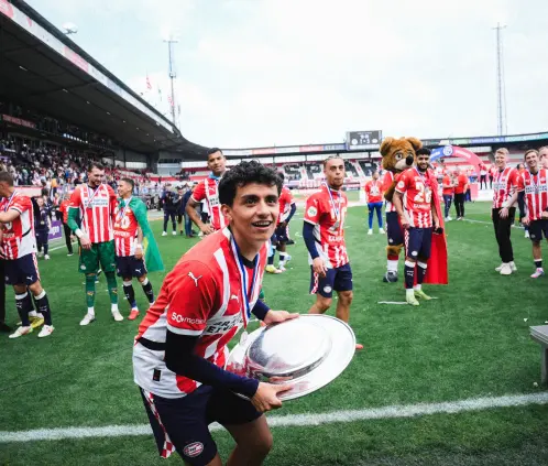 Richard Ledezma firmó por cuatro años con las Chivas tras dejar al PSV y rechazar a la Lazio de Italia. @PSV Richard Ledezma firmó por cuatro años con las Chivas tras dejar al PSV y rechazar a la Lazio de Italia. @PSV