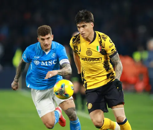 El Napoli y el Inter de Milan deciden el campeón de la Serie A en la última fecha, en caso de empatar en puntos deberán jugar una Final. Getty Images El Napoli y el Inter de Milan deciden el campeón de la Serie A en la última fecha, en caso de empatar en puntos deberán jugar una Final. Getty Images