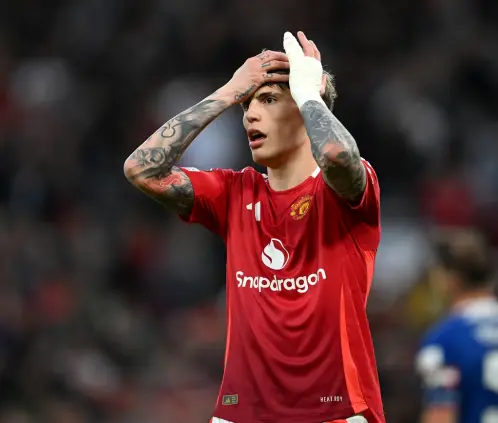 Alejandro Garnacho queda fuera del Manchester United  . (Photo by Michael Regan/Getty Images)