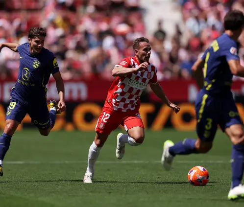 El Girona vs. Atlético de Madrid tuvo que ser frenado en dos ocasiones por golpes de calor en las gradas. Getty Images
