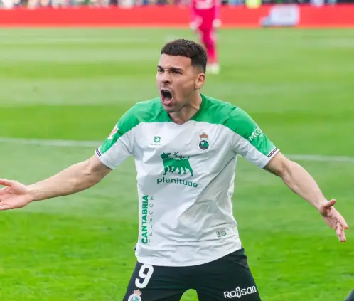 Juan Carlos Arana, goleador del Racing de Santander de España, es el gran interés de Santos Laguna para el Apertura 2025. @realracingclub
