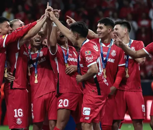 5481 días después los Diablos Rojos dan la vuelta olímpica (Daniel Gámez / POSTA DEPORTES)