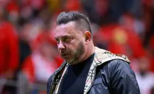 Antonio Mohamed y el kit del campeonato: un puro, celular y rosario 