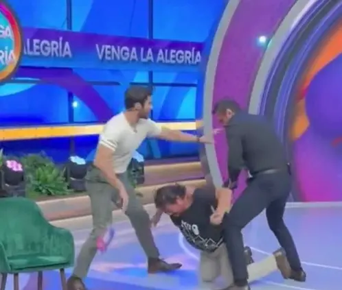 Alberto El Patrón terminó golpeando al Vikingo frente a las cámaras de TV Azteca. @VengaLaAlegria Alberto El Patrón terminó golpeando al Vikingo frente a las cámaras de TV Azteca. @VengaLaAlegria