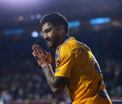 Juan Sánchez Purata debe elegir entre renovar con Tigres o firmar con Chivas para el Apertura 2025. Getty Images