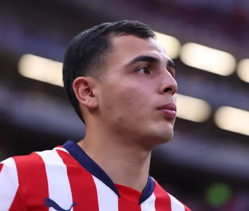 ¡Hugo Camberos quiere volar de Chivas a Europa! Photo by Simon Barber/Getty Images) ¡Hugo Camberos quiere volar de Chivas a Europa! Photo by Simon Barber/Getty Images)