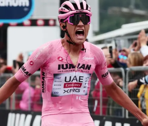 Isaac del Toro prácticamente se despidió del título del Giro de Italia al ser superado por el británico Simon Yates. @CONADE Isaac del Toro prácticamente se despidió del título del Giro de Italia al ser superado por el británico Simon Yates. @CONADE