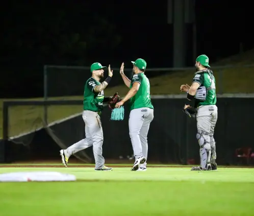 Los Bravos remontaron ante los Leones. @NacimosBravos Los Bravos remontaron ante los Leones. @NacimosBravos