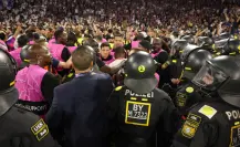 Aficionados del PSG invaden la cancha en los festejos