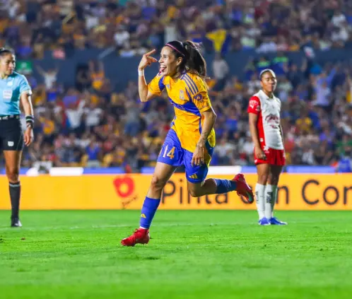Lizbeth Ovalle viajó a Inglaterra en medio de los rumores de su salida de Tigres Femenil este verano. Nora Guerrero