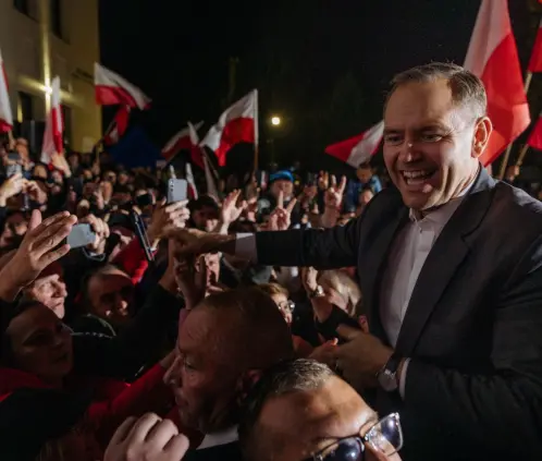 Karol Nawrocki se ha convertido en Presidente de Polonia, tras darse a conocer como integrante de la barra del Legia Gdańsk, una de las más violentas de Europa. @NawrockiKn Karol Nawrocki se ha convertido en Presidente de Polonia, tras darse a conocer como integrante de la barra del Legia Gdańsk, una de las más violentas de Europa. @NawrockiKn