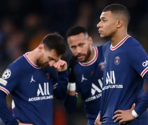 Los hinchas del PSG no escatimaron en insultos a los exjugadores parisinos (Getty Images)