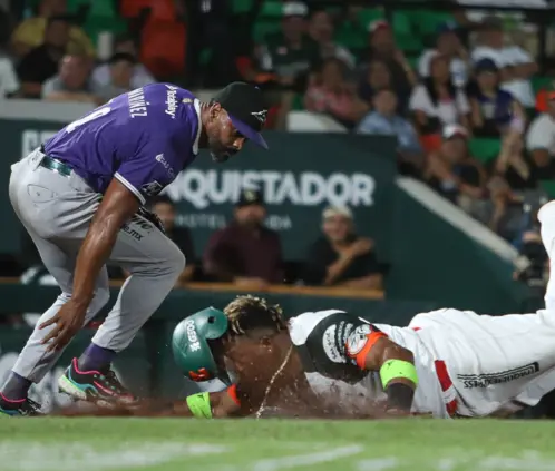 Noche de batazos que inclina la balanza a favor de los de Querétaro, cuarta derrota consecutiva para los melenudos. Noche de batazos que inclina la balanza a favor de los de Querétaro, cuarta derrota consecutiva para los melenudos.