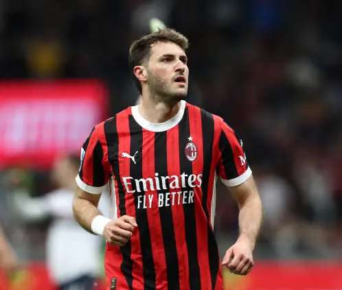 Santiago Giménez no cuenta con el apoyo del nuevo técnico del Milan, el cual ha pedido otro delantero este verano. Getty Images