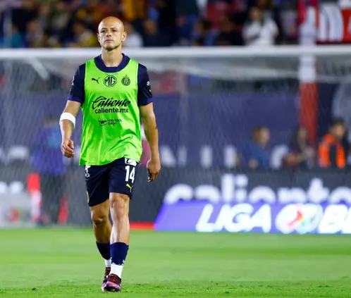 Gabriel Milito toma dura decisión sobre Chicharito en Chivas . (Photo by Leopoldo Smith/Getty Images) Gabriel Milito toma dura decisión sobre Chicharito en Chivas . (Photo by Leopoldo Smith/Getty Images)