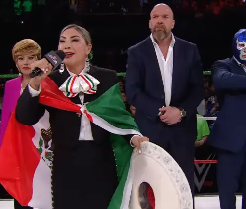 La cantante Deyra Barrera desató polémica por su interpretación fallida del himno mexicano en Worlds Collide. @WWE La cantante Deyra Barrera desató polémica por su interpretación fallida del himno mexicano en Worlds Collide. @WWE