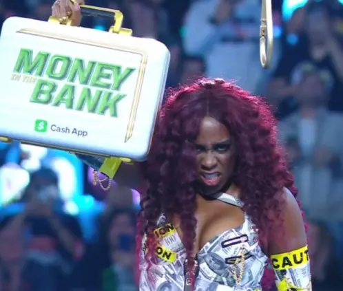 Naomi sorprende y gana por primera vez en Money in the Bank (Foto: Captura Netflix) Naomi sorprende y gana por primera vez en Money in the Bank (Foto: Captura Netflix)