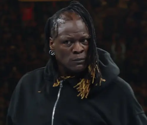 La WWE se vio obligada a recontratar a R-Truth ante las protestas de fans y luchadores por su despido @WWE La WWE se vio obligada a recontratar a R-Truth ante las protestas de fans y luchadores por su despido @WWE