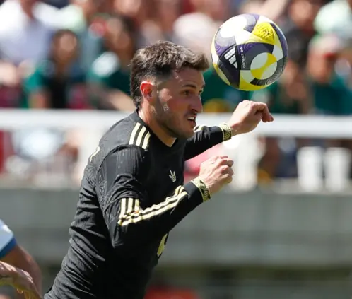 El Bebote volvió a mandar elm balón al fondo de las piolas con la camiseta de México (Getty Images) El Bebote volvió a mandar elm balón al fondo de las piolas con la camiseta de México (Getty Images)