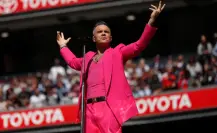 Robbie Williams se burla del Arsenal en el Emirates Stadium