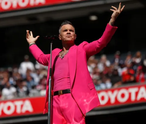¡Robbie Williams se burla del Arsenal en el Emirates Stadium (Photo by Michael Willson/AFL Photos via Getty Images) ¡Robbie Williams se burla del Arsenal en el Emirates Stadium (Photo by Michael Willson/AFL Photos via Getty Images)
