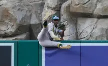 VIDEO | ¡Otro atrapadón! “El Hombre Araña” de la MLB volvió a salvar a los Atléticos