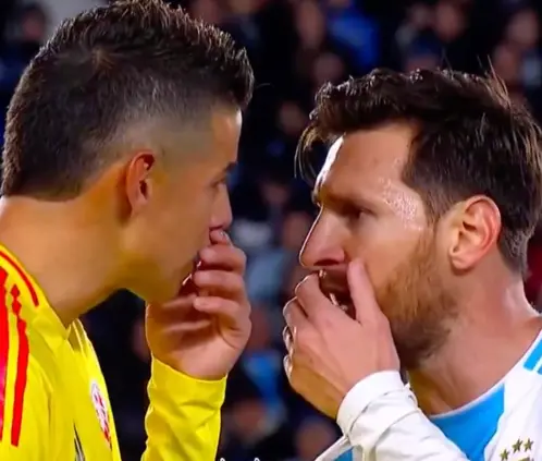 ¡Se calentaron! Revelan qué le dijo Lionel Messi a James Rodríguez en el Argentina vs Colombia (Foto: Captura Partido Argentina-Colombia) ¡Se calentaron! Revelan qué le dijo Lionel Messi a James Rodríguez en el Argentina vs Colombia (Foto: Captura Partido Argentina-Colombia)