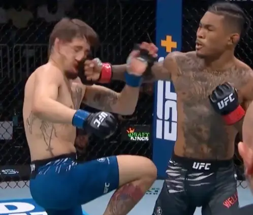 Wellmaker mandó a la lona a Moutinho (X: @UFC) Wellmaker mandó a la lona a Moutinho (X: @UFC)