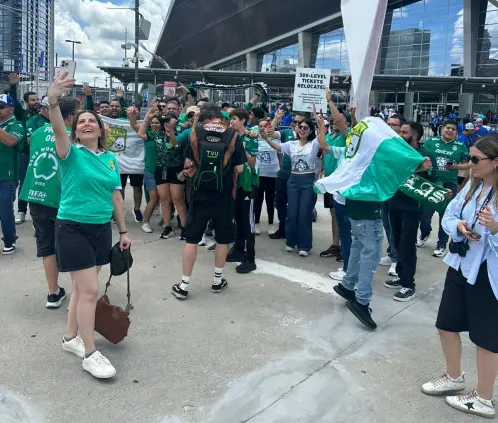 Cientos de aficionados de León se presentaron al Chelsea vs. Los Angeles para protestar contra la FIFA. @FelipeCar Cientos de aficionados de León se presentaron al Chelsea vs. Los Angeles para protestar contra la FIFA. @FelipeCar