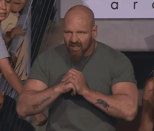 Jon Moxley ha sido demandado por un ex empleado de la AEW, el cual lo acusa de agredirlo y lesionarlo durante un show. @AEW Jon Moxley ha sido demandado por un ex empleado de la AEW, el cual lo acusa de agredirlo y lesionarlo durante un show. @AEW