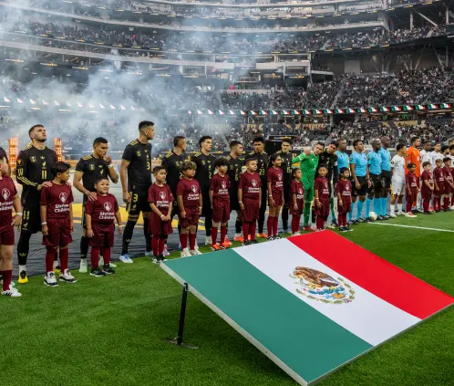 Adidas rechazó la propuesta de la FMF para hacer nuevos uniformes para la Selección Mexicana rumbo al Mundial de 2026, debido al poco tiempo para trabajar. Getty Images Adidas rechazó la propuesta de la FMF para hacer nuevos uniformes para la Selección Mexicana rumbo al Mundial de 2026, debido al poco tiempo para trabajar. Getty Images