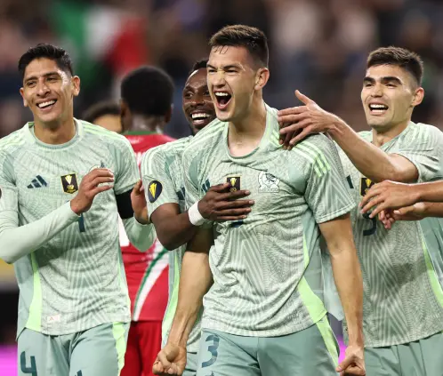 César Montes brilla, México vence a Surinam y avanza a cuartos de final en Copa Oro 2025 (Photo by Omar Vega/Getty Images) César Montes brilla, México vence a Surinam y avanza a cuartos de final en Copa Oro 2025 (Photo by Omar Vega/Getty Images)