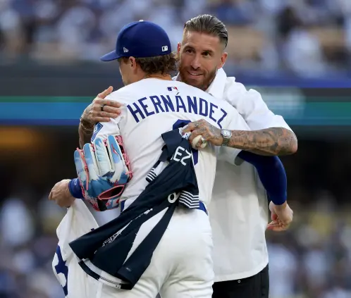Sergio Ramos lanza la primera bola en juego de Dodgers vs Padres de la MLB (Photo by Katelyn Mulcahy/Getty Images) Sergio Ramos lanza la primera bola en juego de Dodgers vs Padres de la MLB (Photo by Katelyn Mulcahy/Getty Images)
