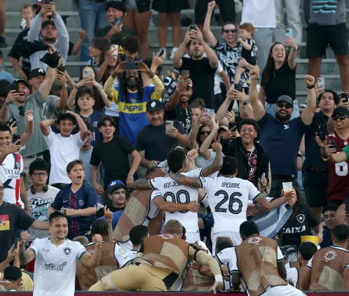 Los fanáticos del PSG y Botafogo se fueron a los golpes tras su juego en el Rose Bowl. Getty Images Los fanáticos del PSG y Botafogo se fueron a los golpes tras su juego en el Rose Bowl. Getty Images