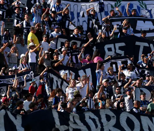 Los seguidores del Monterrey se burlaron del descenso de River Plate antes de su choque en el Rose Bowl. Getty Images Los seguidores del Monterrey se burlaron del descenso de River Plate antes de su choque en el Rose Bowl. Getty Images