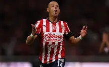 Chicharito termina lesionado por un balonazo en la cara durante la Copa Morelos
