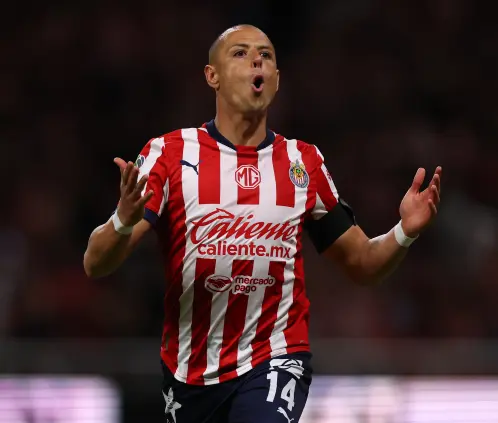 El Chicharito tuvo que abandonar el amistoso contra Atlante al sufrir un balonazo en la cara. Getty Images El Chicharito tuvo que abandonar el amistoso contra Atlante al sufrir un balonazo en la cara. Getty Images