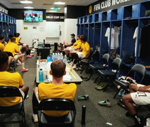 Los suplentes del Borussia Dortmund tuvieron que ver el primer tiempo contra el Mamelodi Sundowns en el vestuario por el intenso calor. @BVB Los suplentes del Borussia Dortmund tuvieron que ver el primer tiempo contra el Mamelodi Sundowns en el vestuario por el intenso calor. @BVB