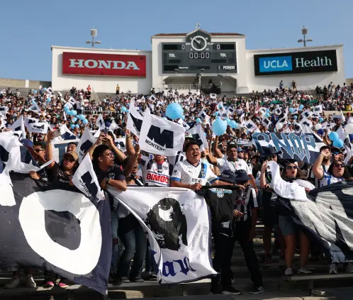 Un grupo de seguidores de Rayados terminó peleando con los del River Plate afuera del Rose Bowl Stadium. Getty Images Un grupo de seguidores de Rayados terminó peleando con los del River Plate afuera del Rose Bowl Stadium. Getty Images