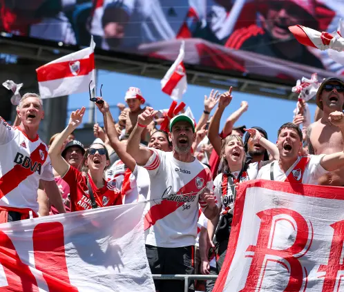 Un hincha de River Plate confesó que quemó su auto para poder pagar su viaje al Mundial de Clubes. Getty Images Un hincha de River Plate confesó que quemó su auto para poder pagar su viaje al Mundial de Clubes. Getty Images