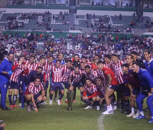 Chicharito se niega a levantar la Copa Morelos con Chivas (Chivas X) Chicharito se niega a levantar la Copa Morelos con Chivas (Chivas X)